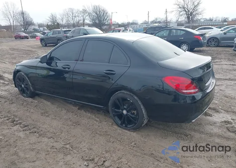 2017 Mercedes-Benz C 300 4Matic z USA, uszkodzony, nr VIN 55SWF4KB8HU193640